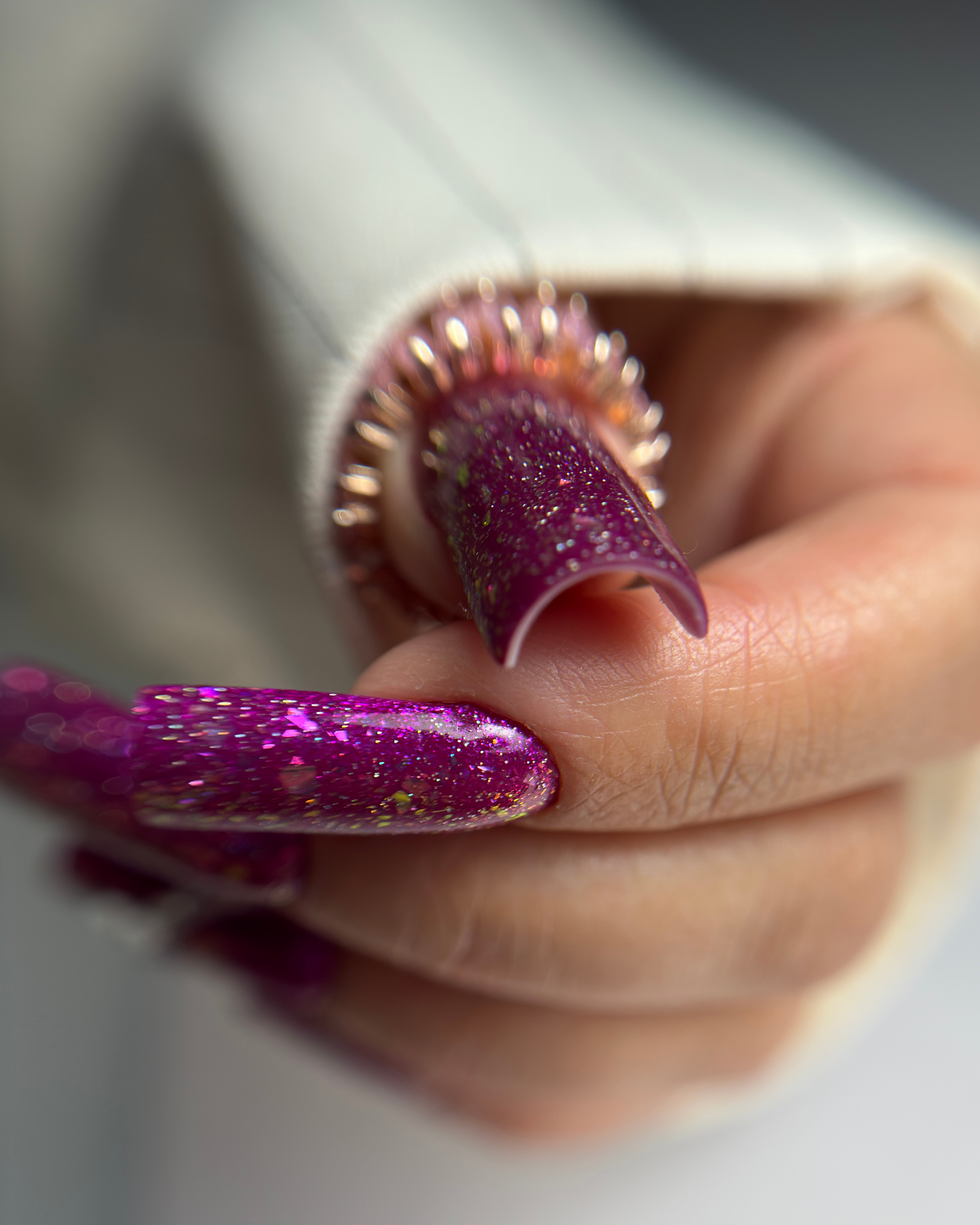 side profile of glitter gel nail showing perfect apex and nail architecture – Twinz Nails method